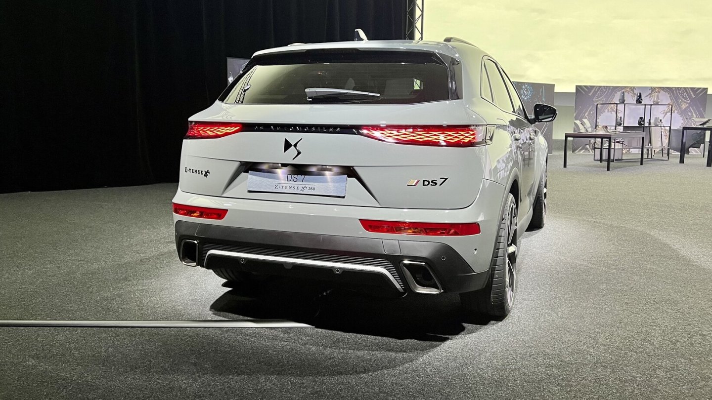 Rückleuchten und Heckklappe, jezt mit Bügelfalte, wurden geändert.