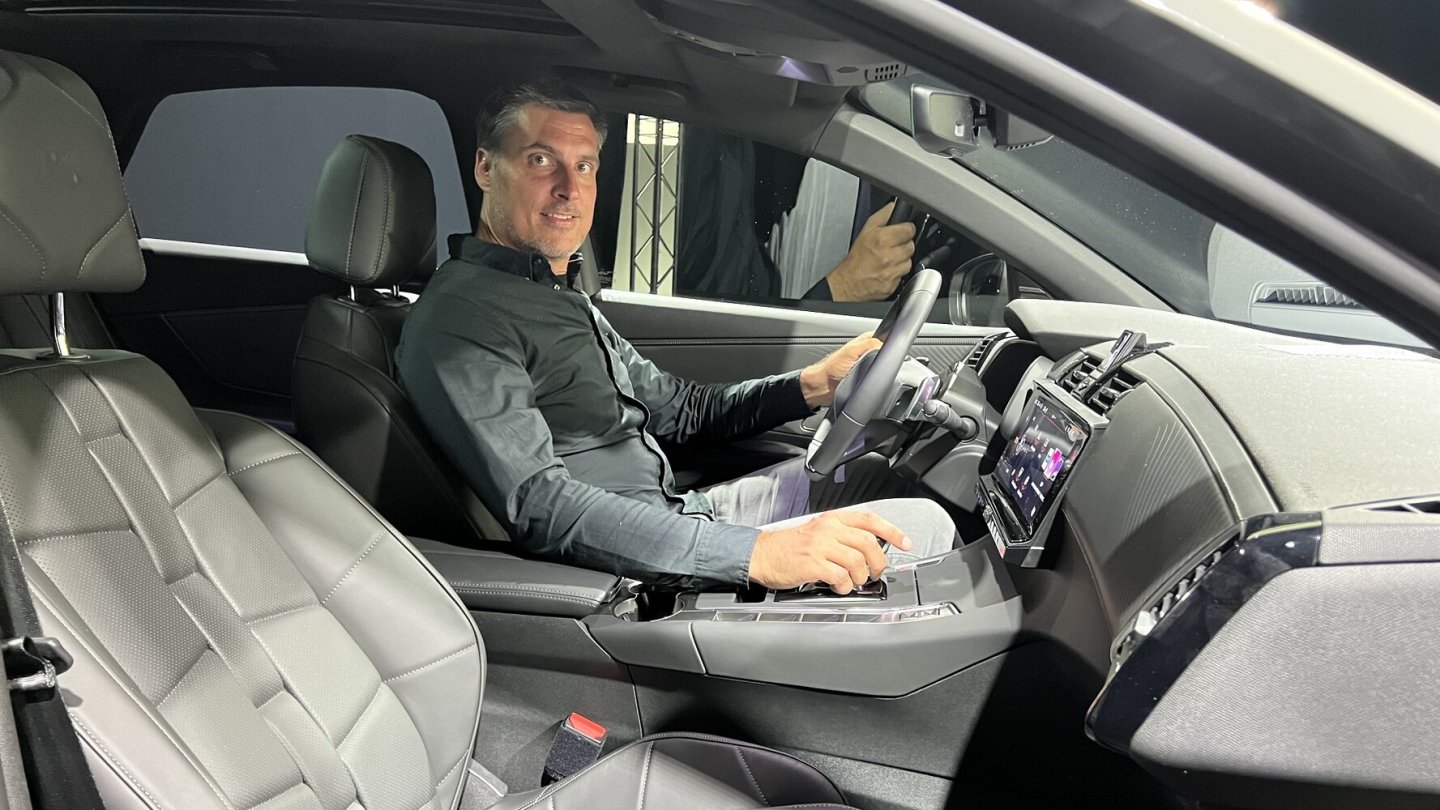 Zu ersten Sitzprobe wählten wir den neuen DS 7 E-Tense 4x4 360.