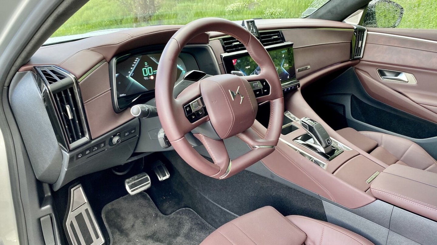 Optional wird der Innenraum mit rotem Nappaleder ausgeschlagen.