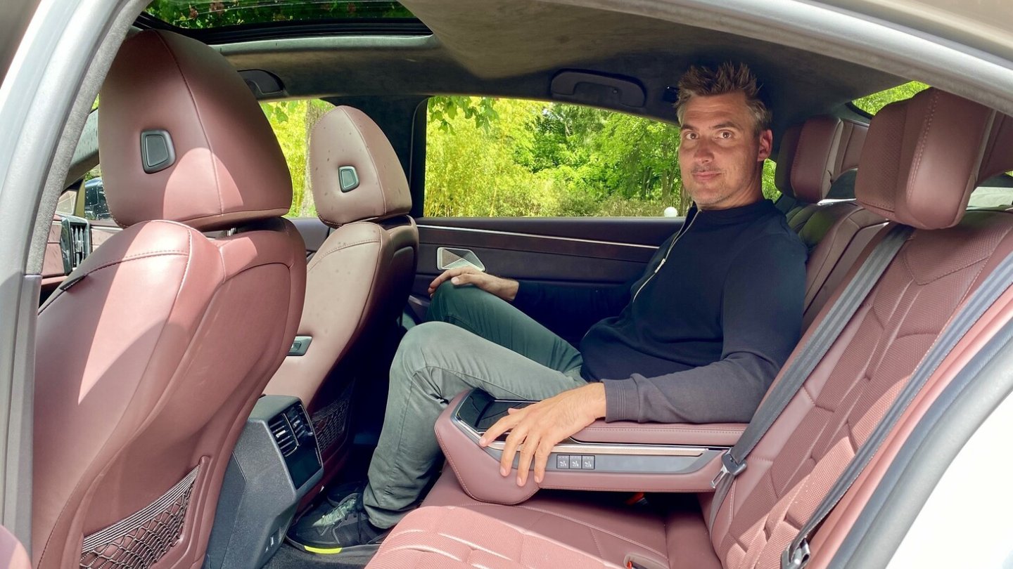 Der 2,90 Meter lange Radstand macht sich beim Knieraum im Fond bemerkbar.