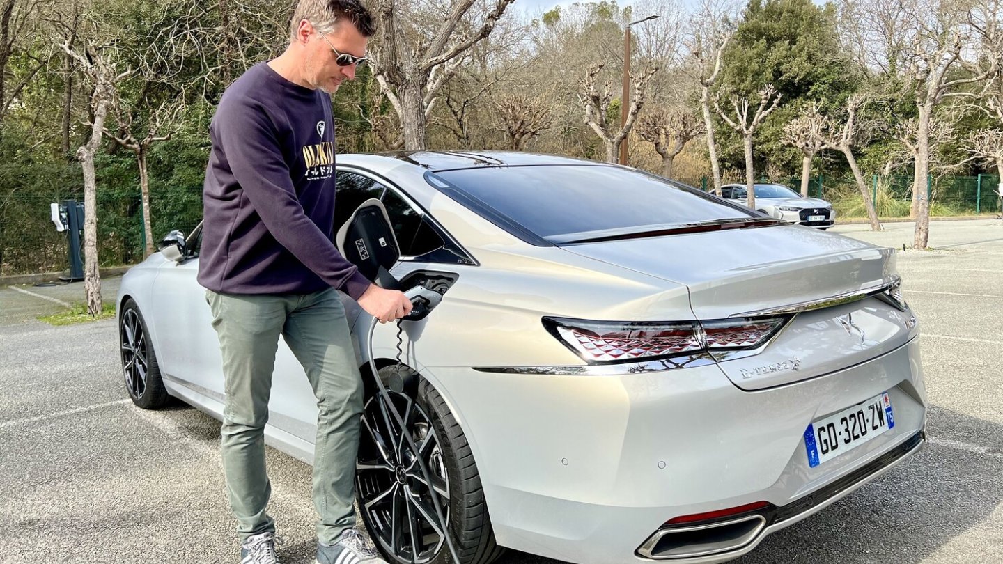 Der Akku des Plug-in Hybriden hat eine Speicherkapazität von 11,8 kWh.