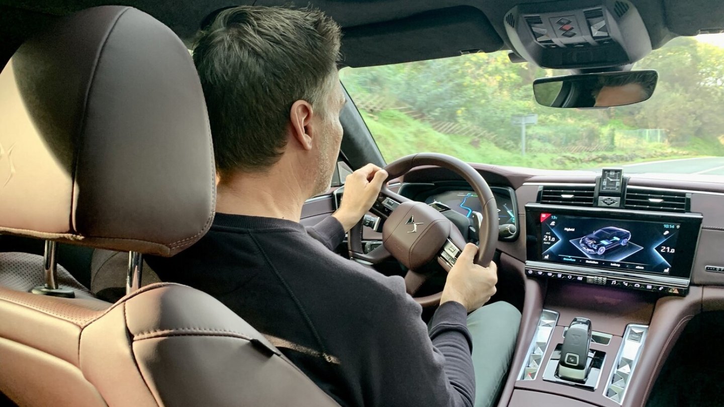 Dank Allradantrieb lässt sich der schwere DS 9 zielsicher in Kurven werfen.