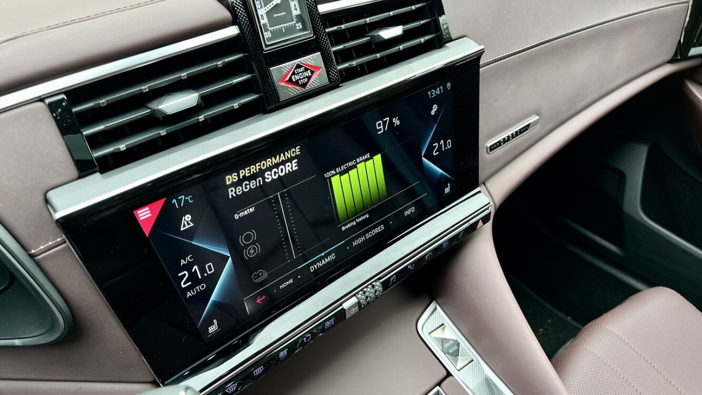 Eine Anzeige gibt Auskunft, ob Energie rekuperiert oder die Bremse genutzt wird.