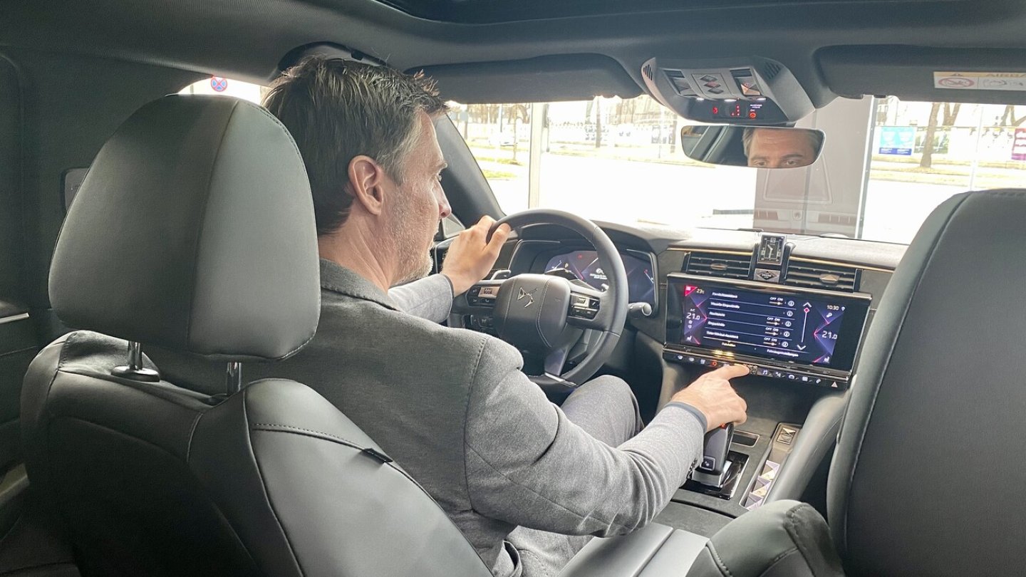 Zwei große Displays dominieren das Cockpit im DS 9.