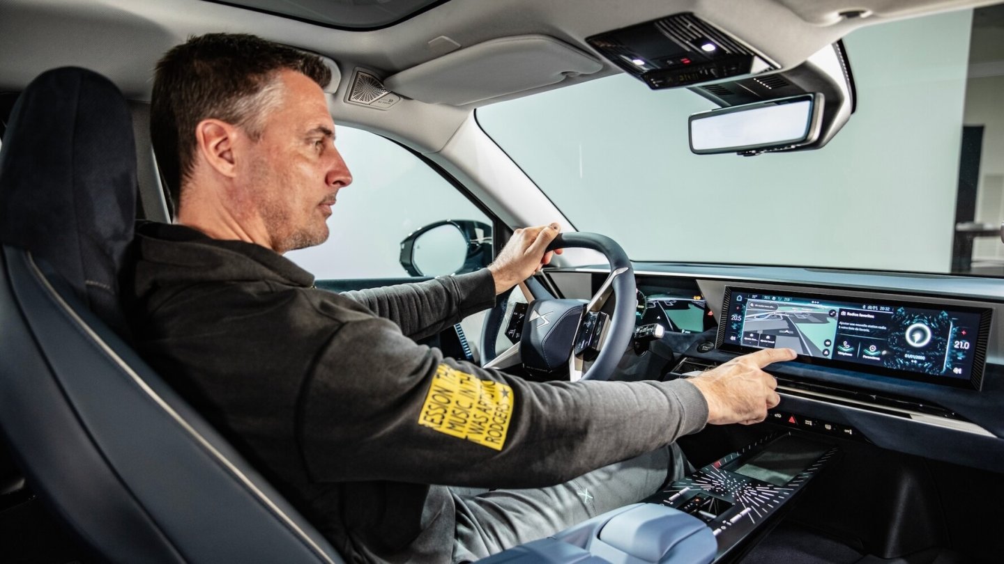 Vorne passen die Platzverhältnisse, hinten wird es für große Menschen überraschend eng.