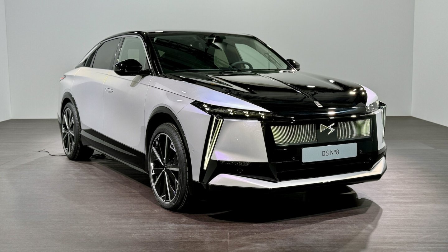 Eine Kamera hinter der Windschutzscheibe scannt die Straße.