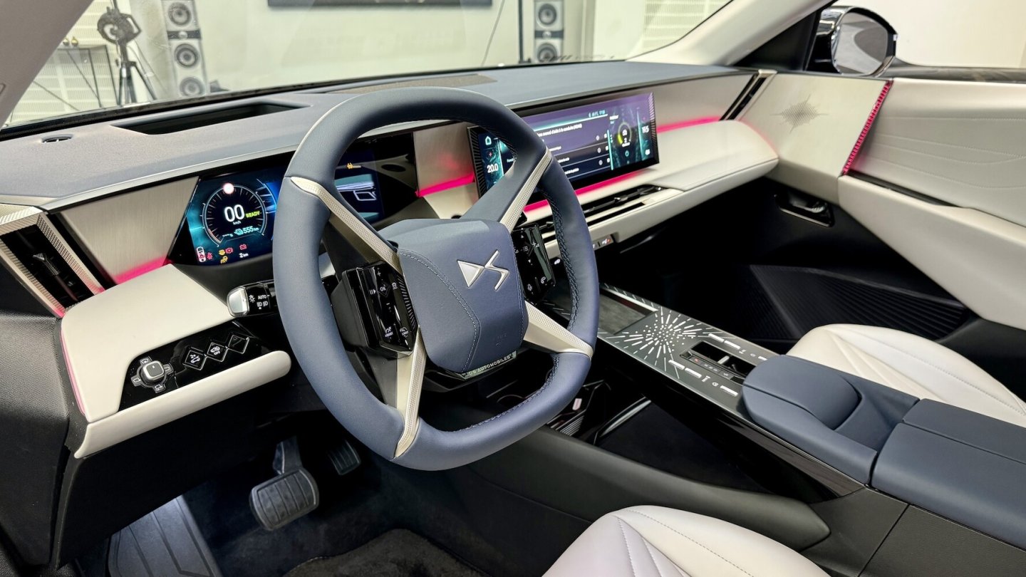 Das Cockpit der Basisversion Pallas mit Kunstleder-Dekoren.