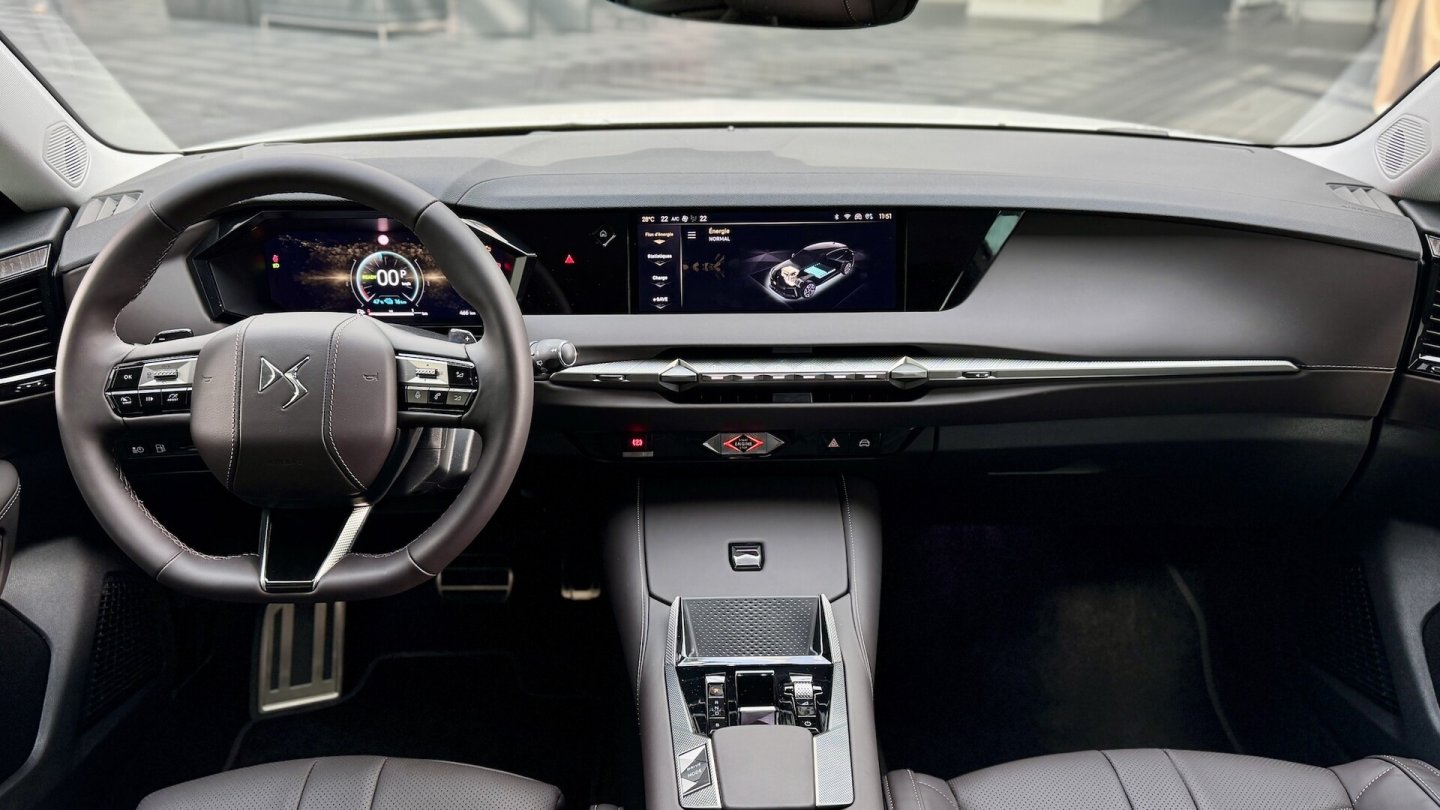 Neues Instrumenten-Display hinter dem Lenkrad: Die Anzeige ist deutlich größer als bisher.