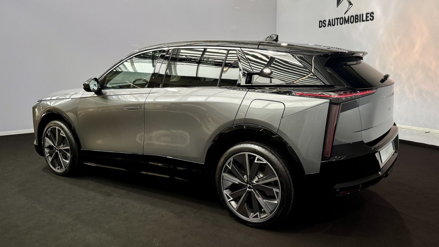 Die Form der Rückleuchten zitiert die Scheinwerfer an der Front.