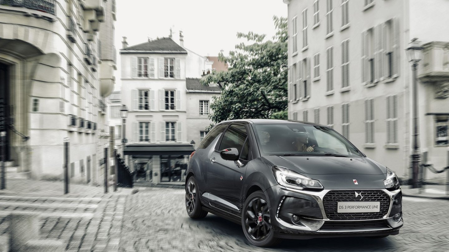 Den DS3 gibt es auch als Performance Line geschlossen und als Cabrio.