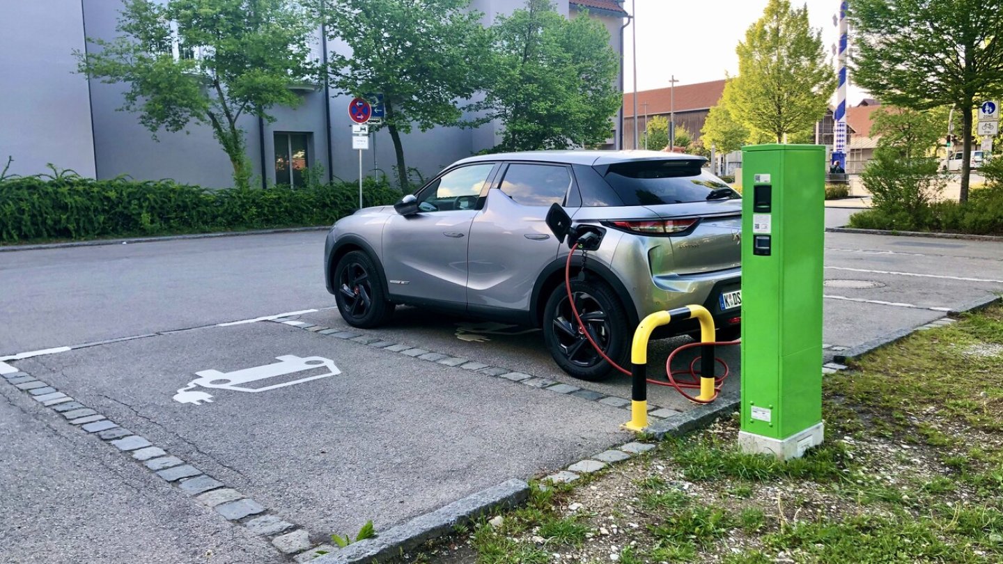 Wechelstrom kann dreiphasig geladen werden, Gleichstrom mit zu zu 100 kW.