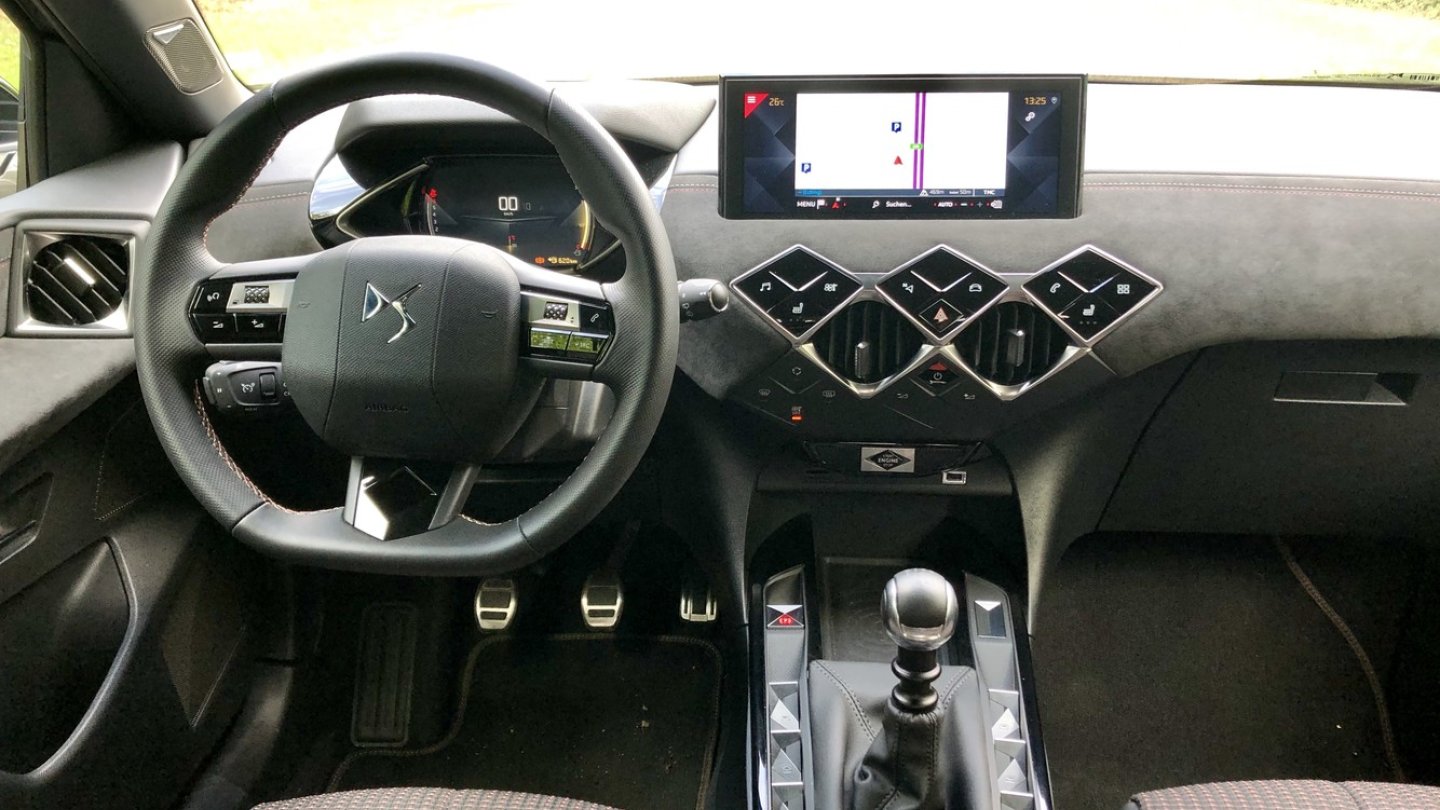 Aufwendige Nähte, Alcantara und teils harter Kunststoff im Innenraum.