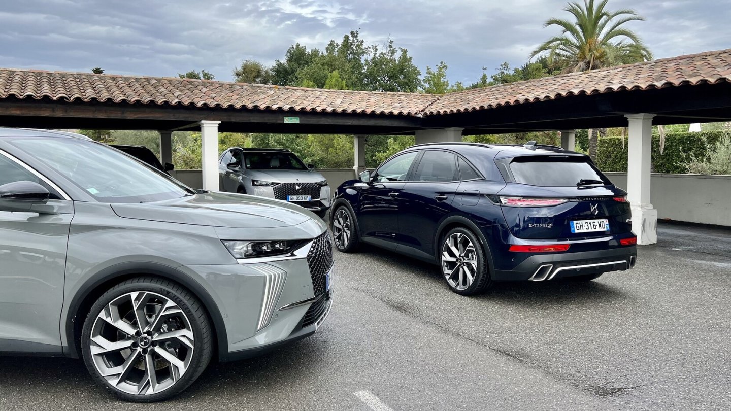 Seiden-Grau (links) und Saphir-Blau sind neue Farben im Programm.