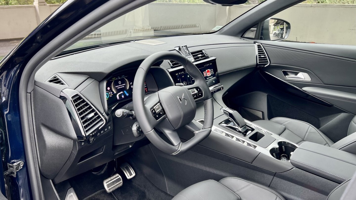 Edle Materialien im Innenraum. Ein Head-up-Display wird nicht angeboten.