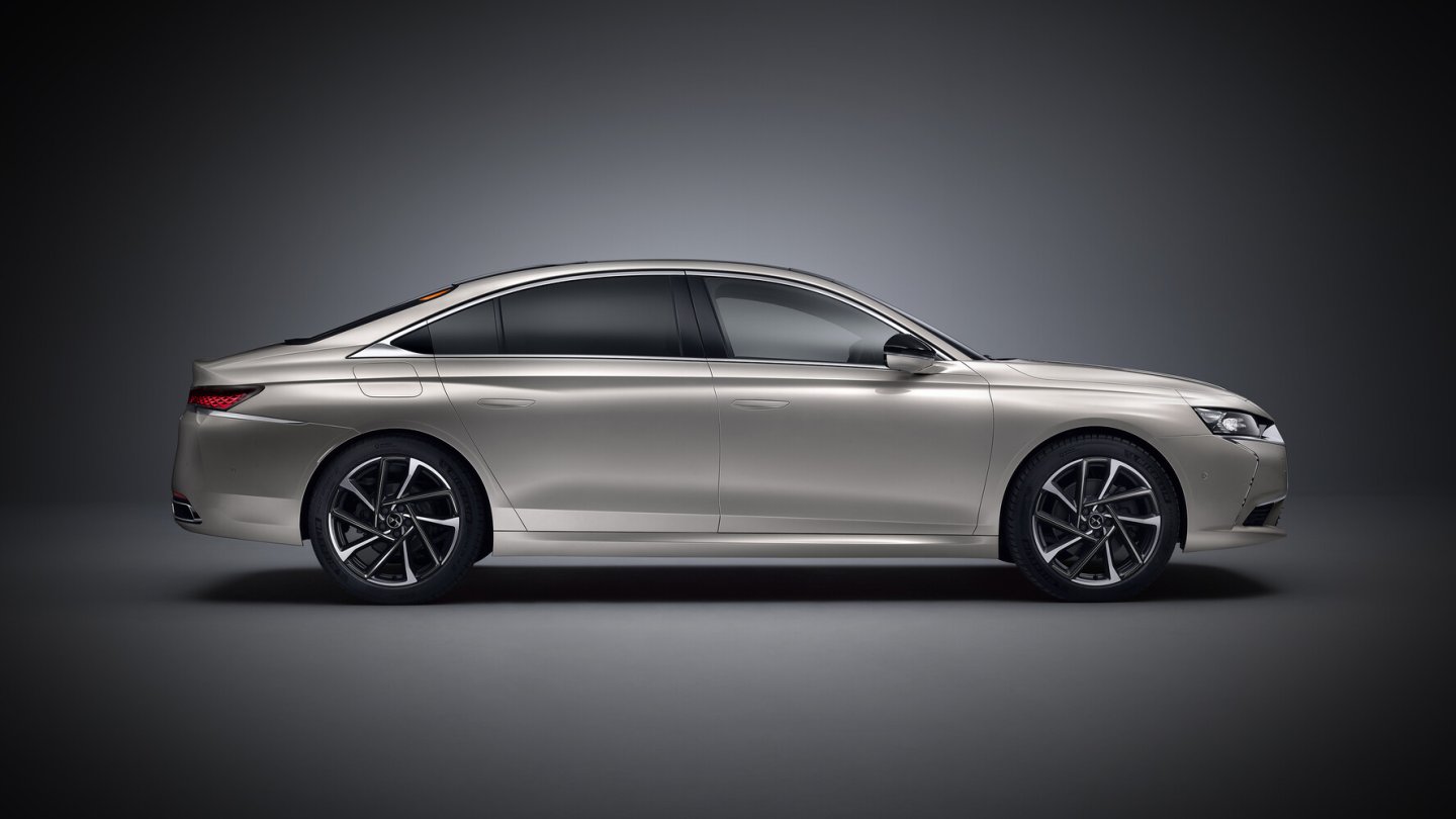 Positionsleuchten in der Dachlinie sollen an den Citroen DS erinnern.