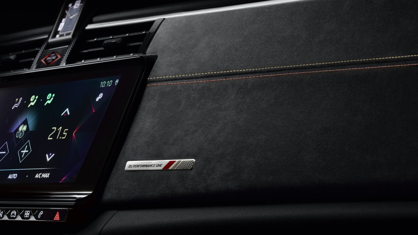 Alcantara im Innenraum des DS9 Performance Line.