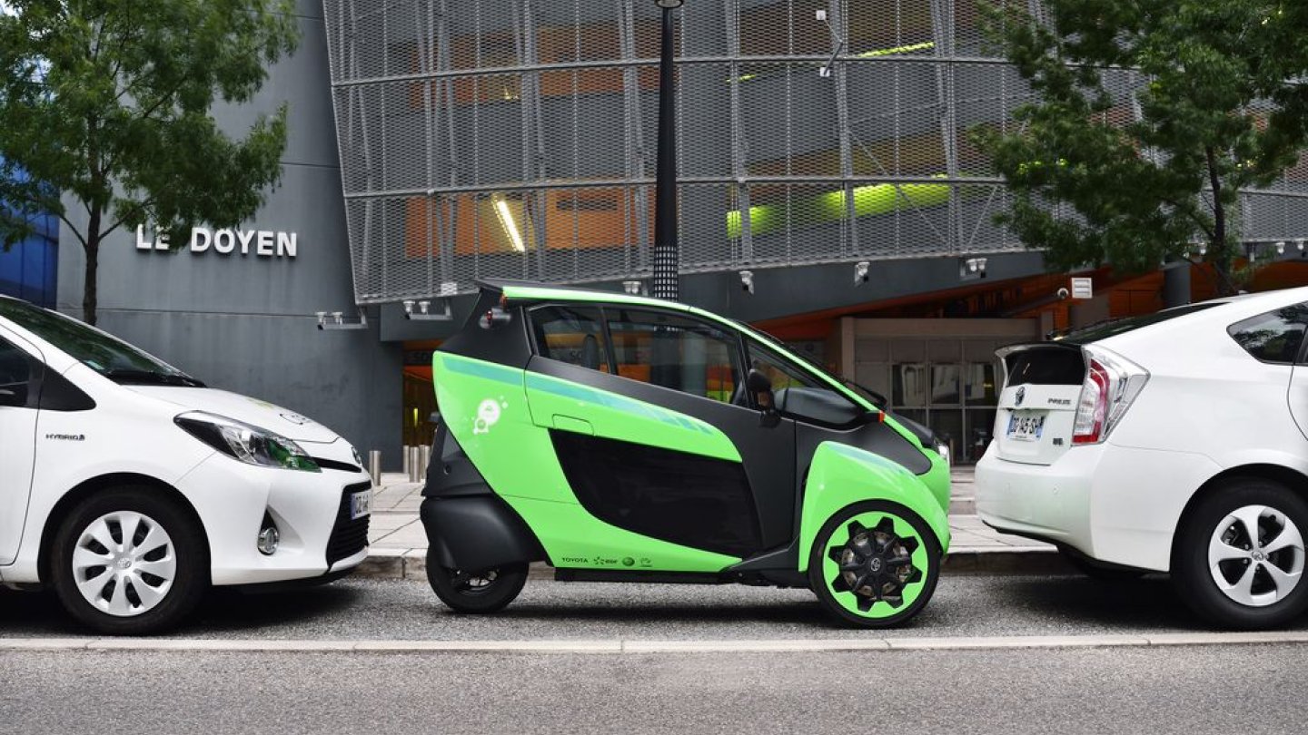 Der i-Road überholt selbst den Smart bei der Parkplatzsuche