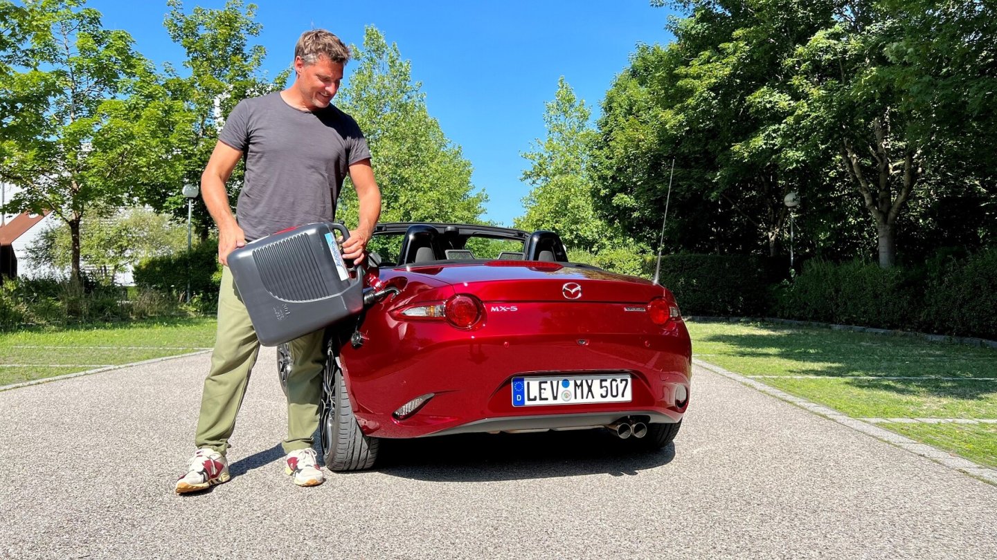 Für den Test wurde der Mazda MX-5 aus Kanistern betankt.