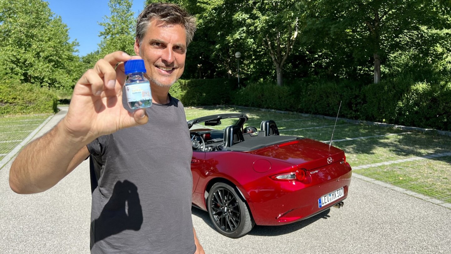 E-Fuels sind hellblau eingefärbt. Somit können sie von fossiliem Kraftstoff unterschieden werden.