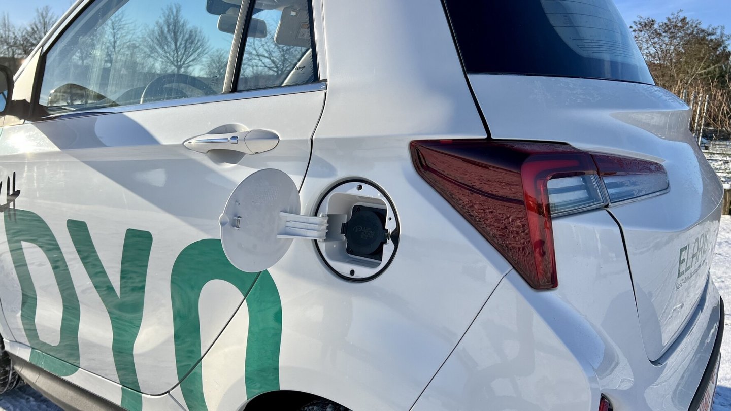 Das Vorserienauto hatte noch keinen europäischen Stecker-Standard hinter der Klappe.