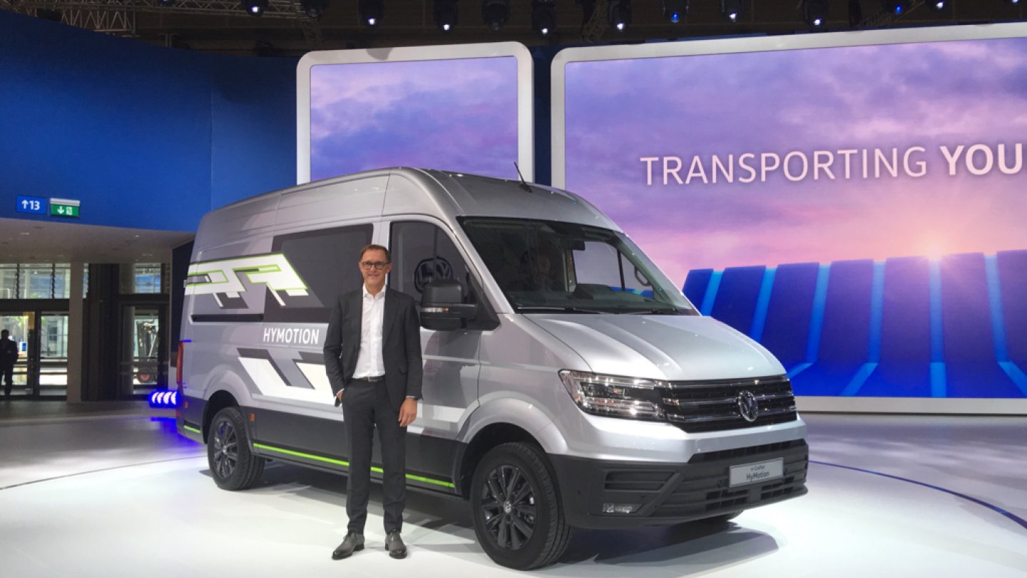 Markenchef Dr. Thomas Sedran vor dem Crafter HyMotion.