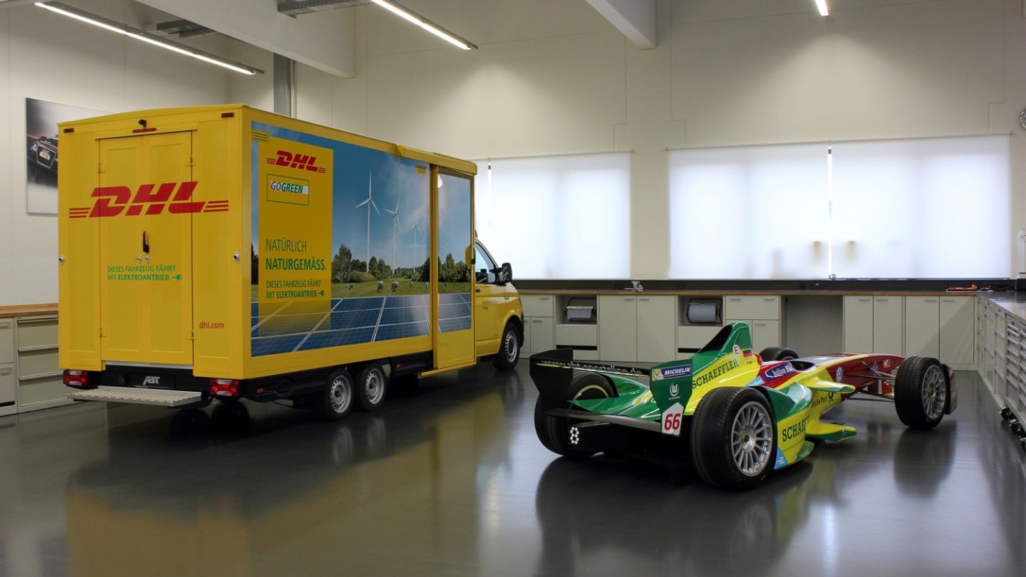 Abt betreibt ein erfolgreiches Team in der FIA Formula E, da darf der Rennwagen auch mit aufs PR-Bild.