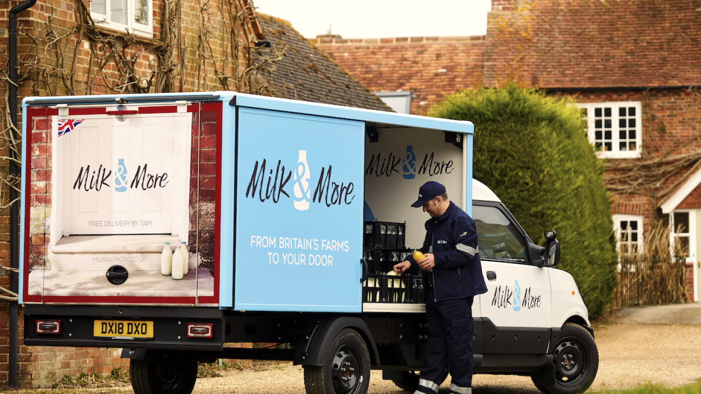 Milk & More liefert in England seit 1930 Lebensmittel aus.