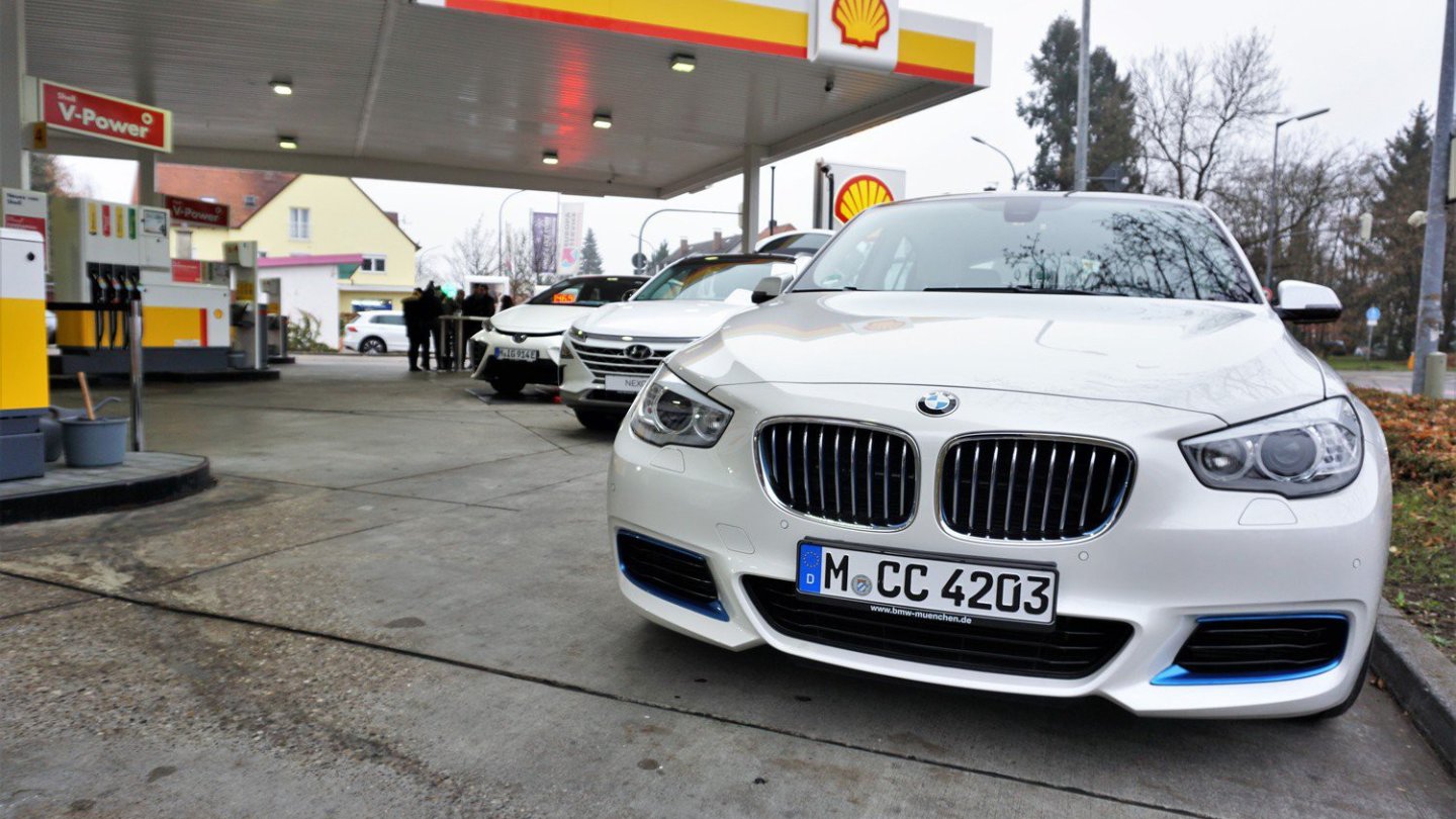 Eröffnung einer Wasserstofftankstelle in München. Da rollt auch der BMW-Prototyp an.