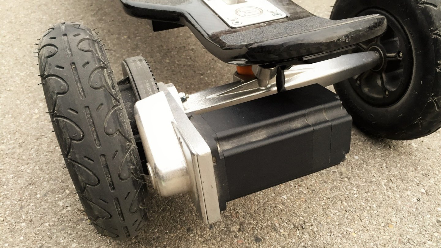 Der Elektromotor treibt die Hinterachse an.