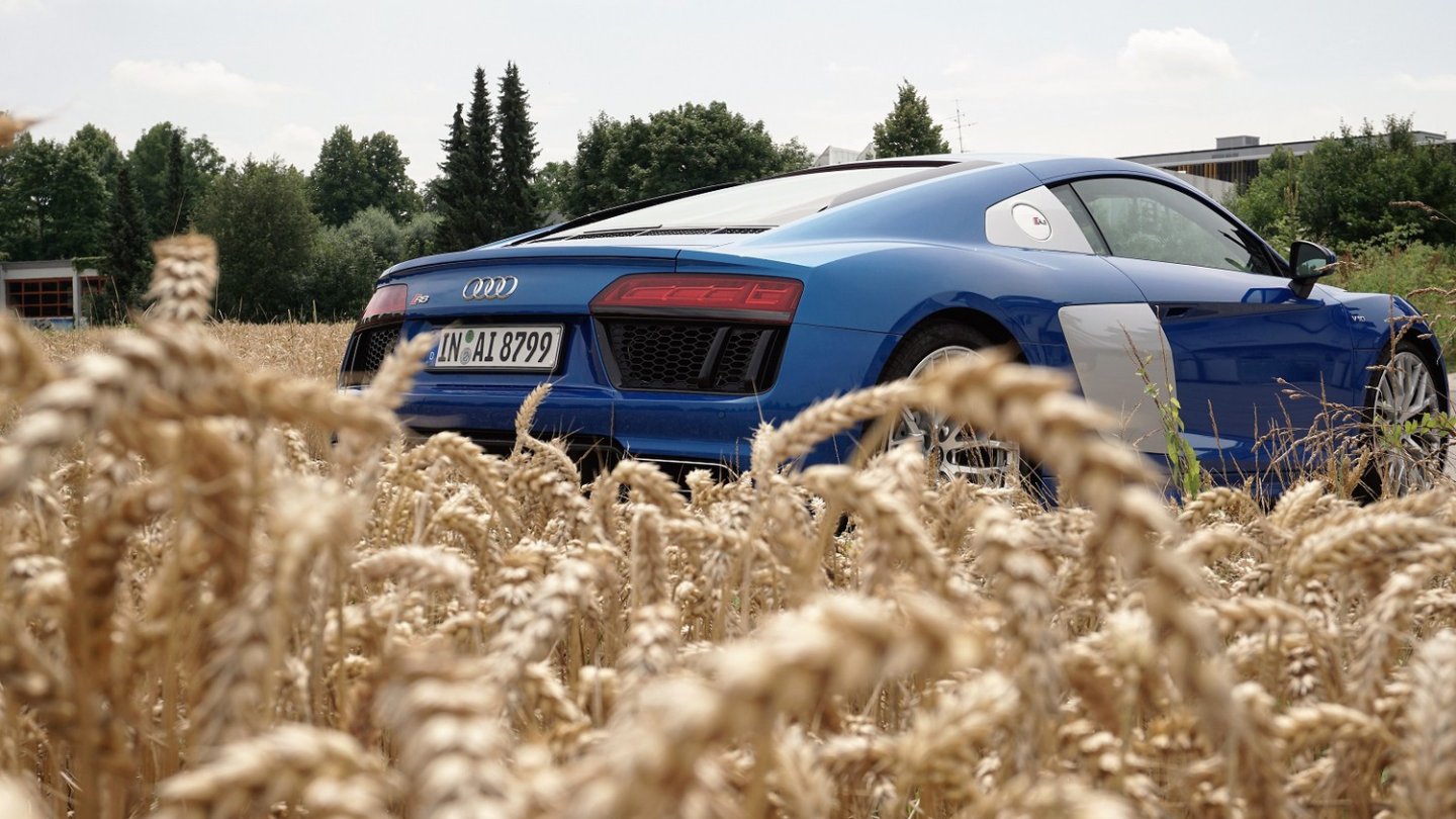 Spätestens mit dem Druck auf den Startknopf kann sich der R8 nicht mehr verstecken.