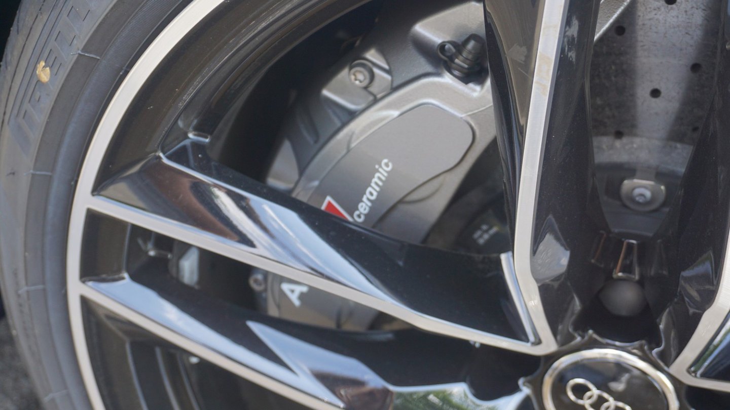 Kontaktlinsen und Zahnfüllungen fliegen fast gegen die Windschutzscheibe, wenn die Keramikbremsen zeigen, was sie können.