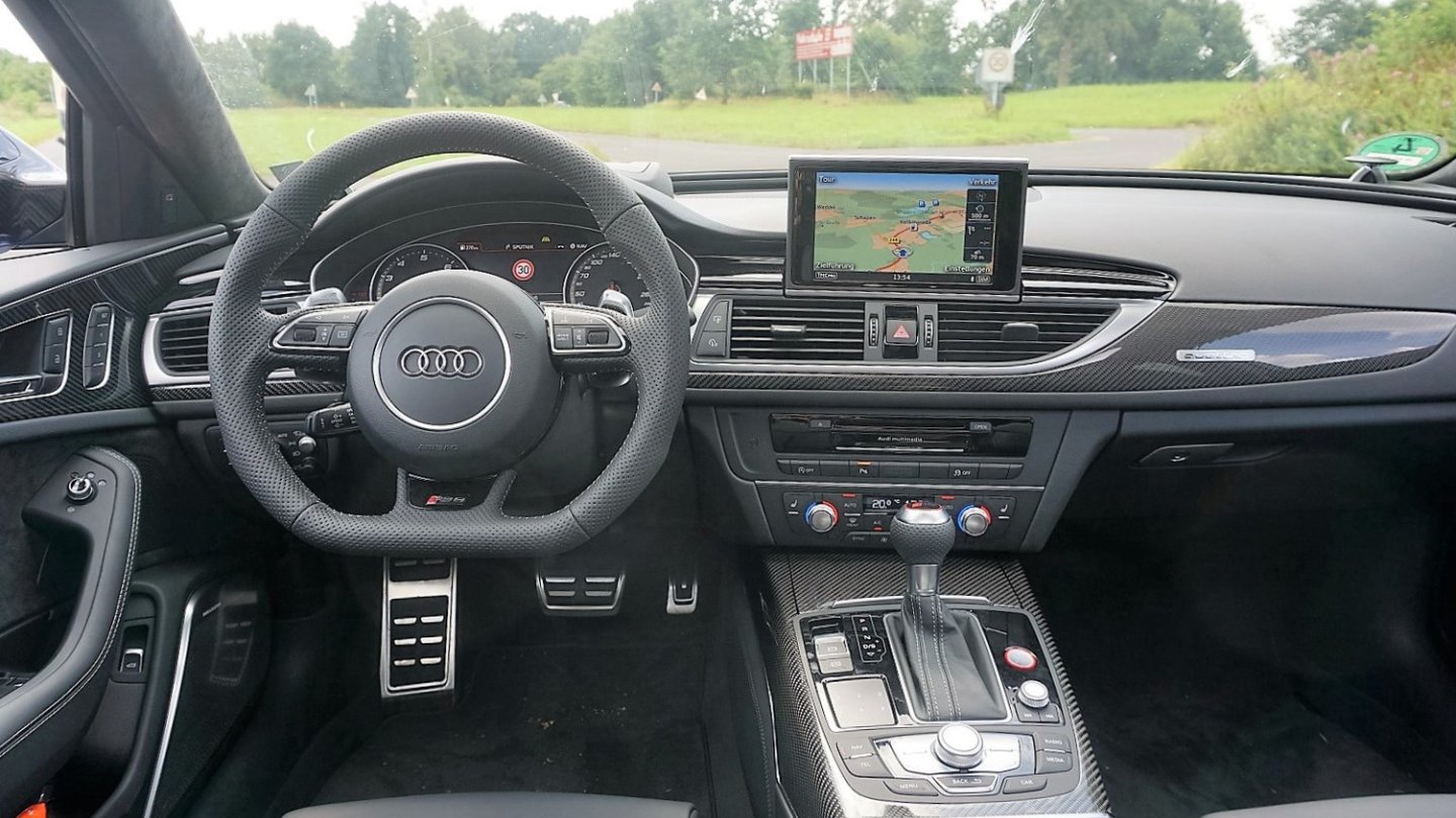 Fast alles wie in vielen anderen A6-Modellen. Nur die Landschaft zieht deutlich schneller vorbei.