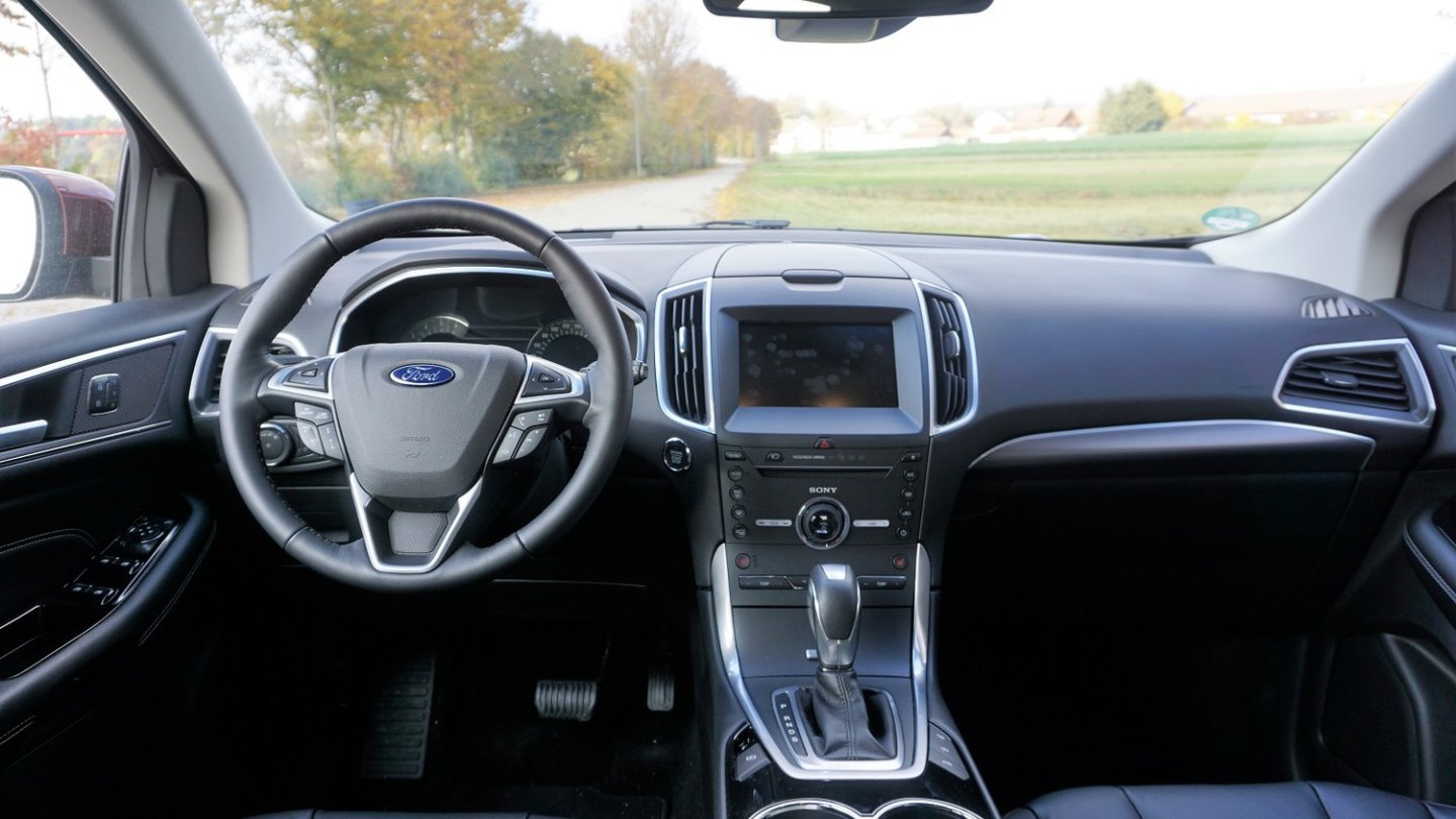 Das Cockpit ist klar und aufgeräumt. Die Anfassqualität der Kunststoffe ist so lala.