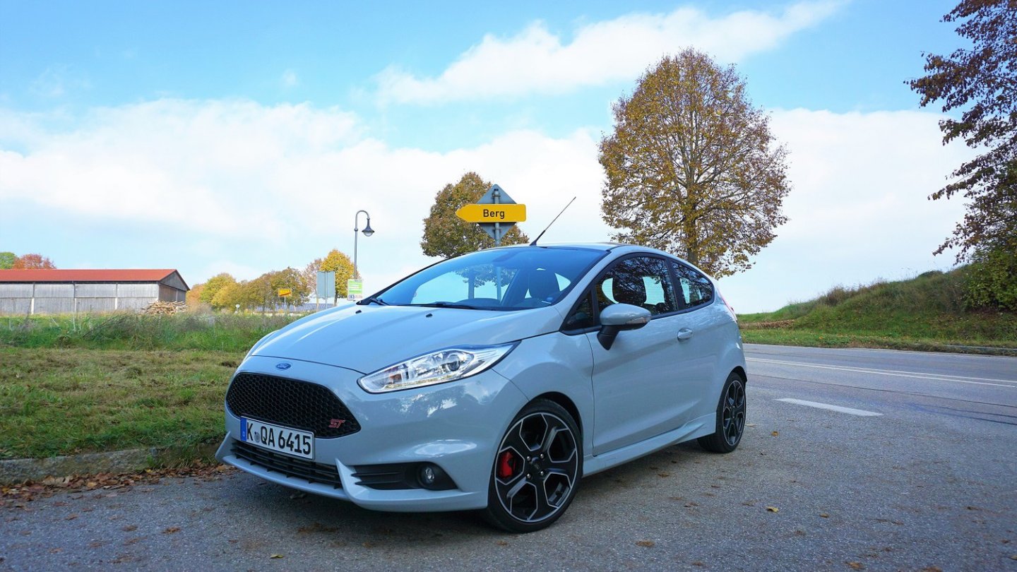 Der Ford Fiesta ST200 macht Spaß. Auf Bergstraßen. Und auf der Straße nach Berg. Also überall.