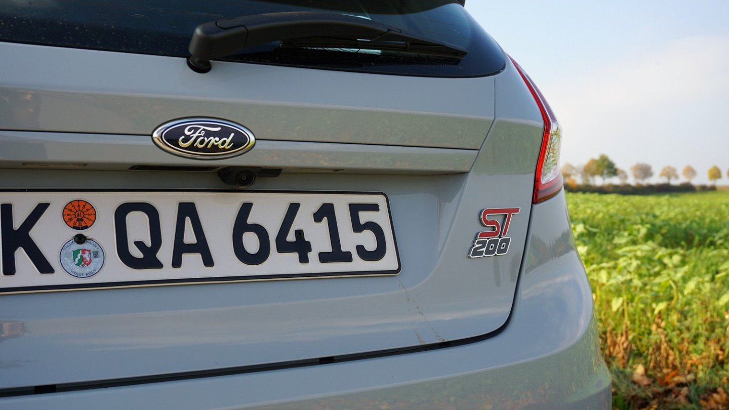 Das ST200-Emblem wird auf nur 1.000 Autos für Deutschland geklebt.