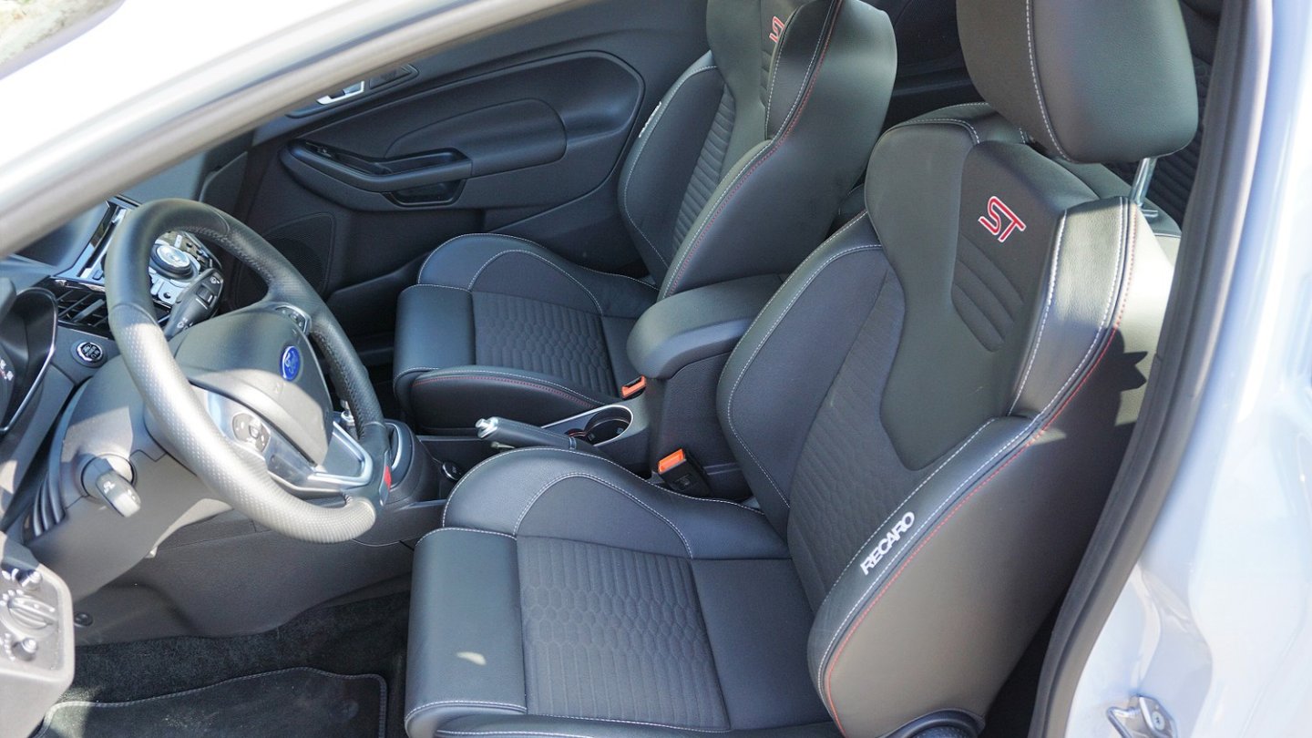 Die bequemen Sportsitze wirken massangefertigt - enger dürften sie nicht sein.