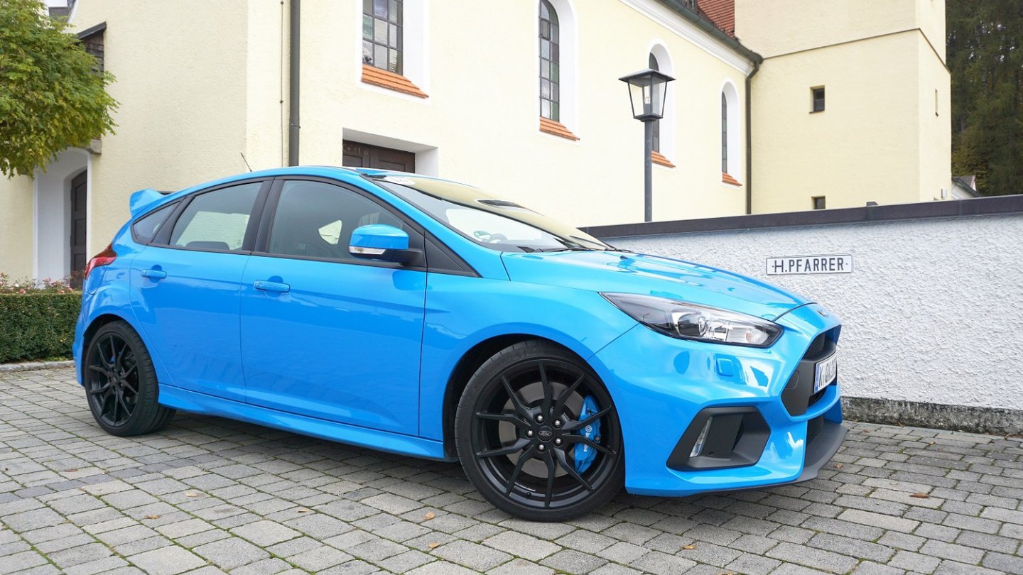 Die auffallend schöne Farbe heißt Nitrous Blau.