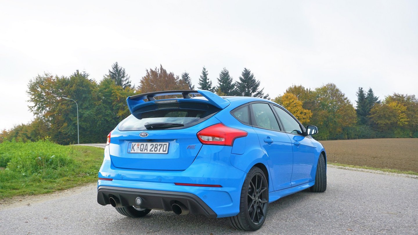 Der Dachspoiler trägt dick auf. Wie der gante RS.