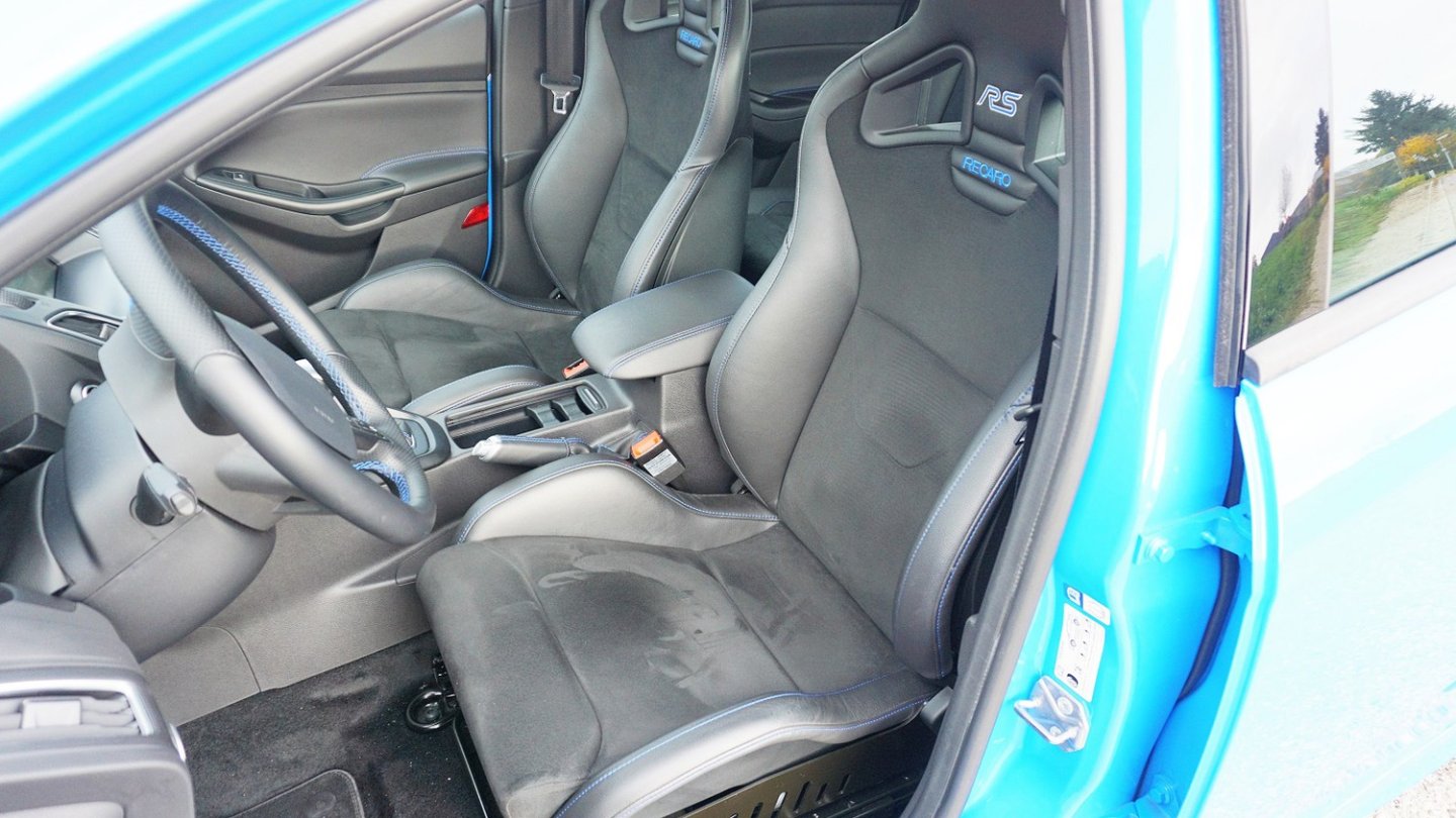 Schraubstöcke mit Alcantara-Leder-Bezug: Die zu hohen Schalensite im Focus RS.