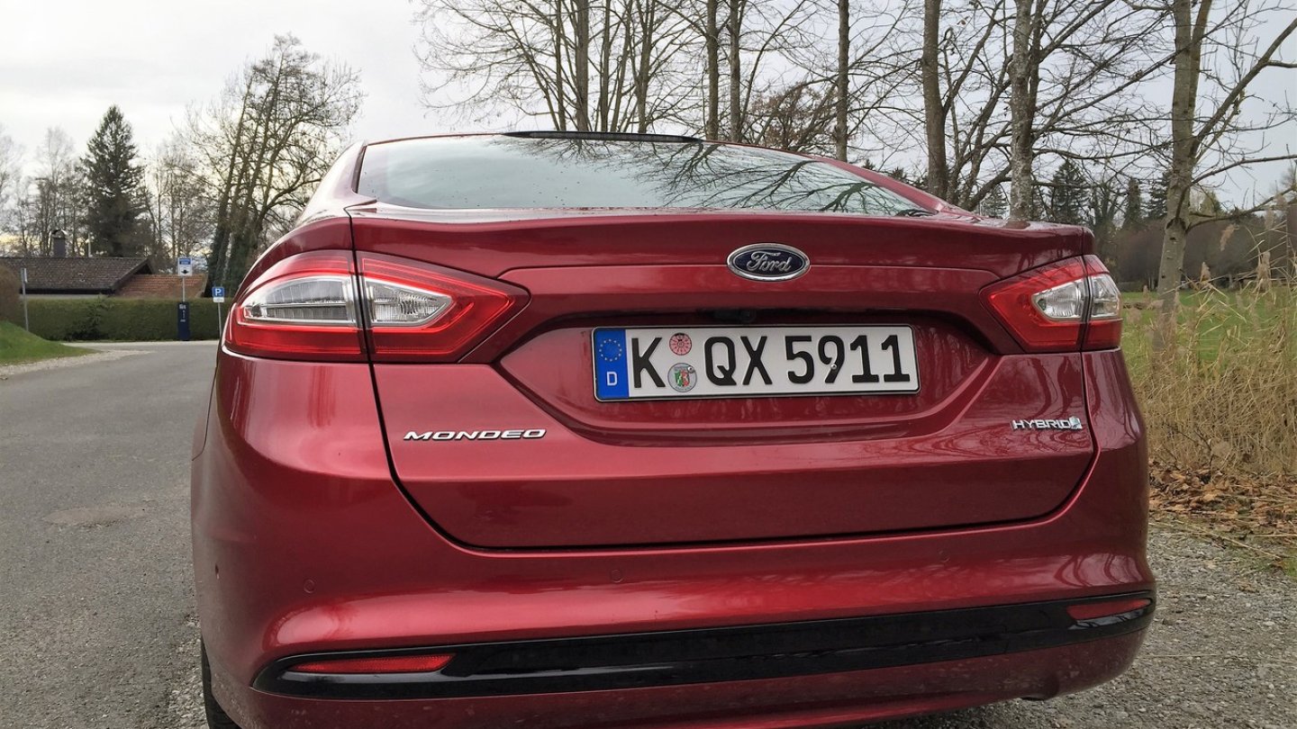 Außen weisen nur die Schriftzüge am Heck und den Kotflügeln auf den Hybrid hin.