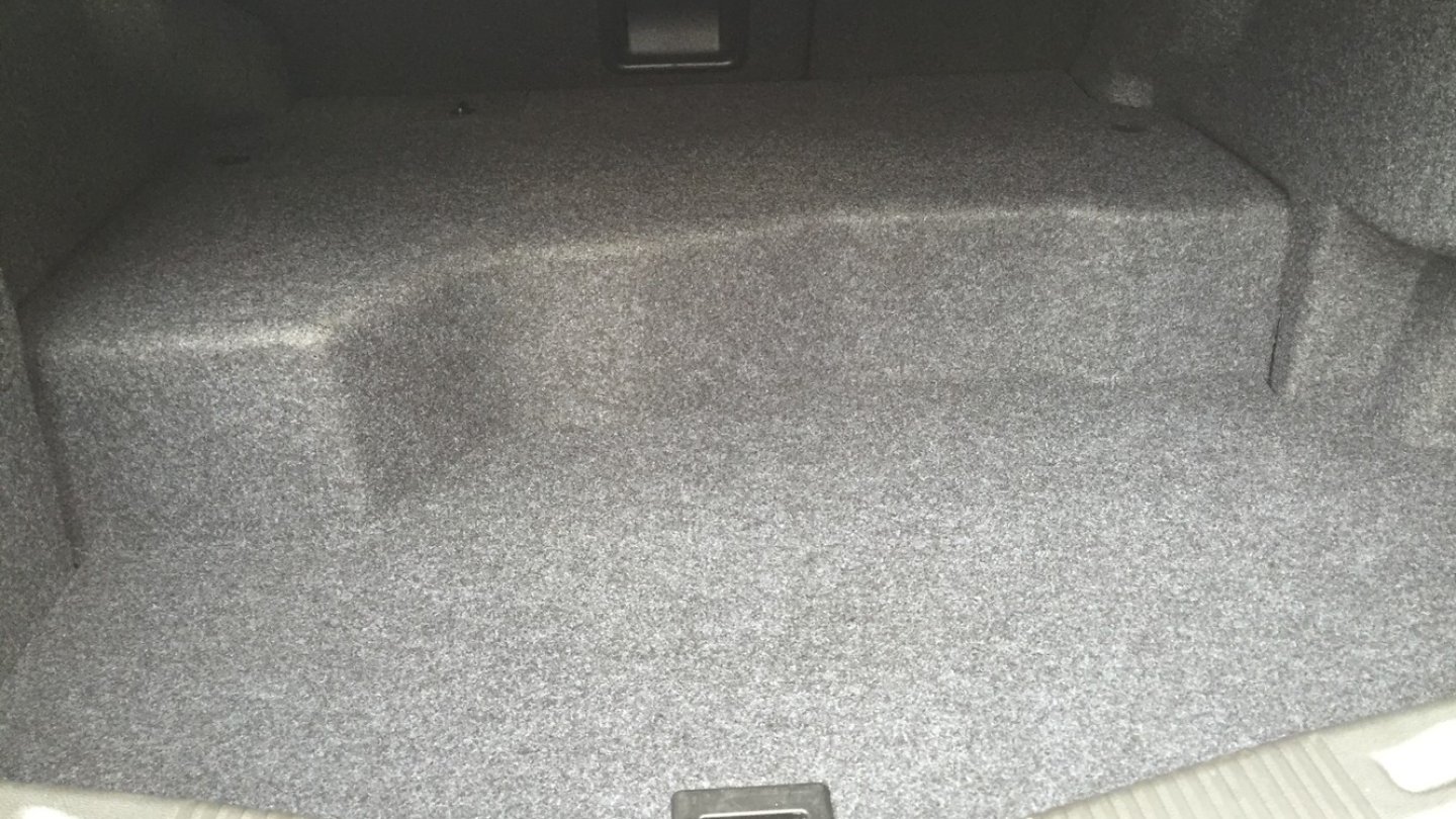 Der Gepäckraum teilt sich das Volumen mit den Batterien und einem Elektromotor.