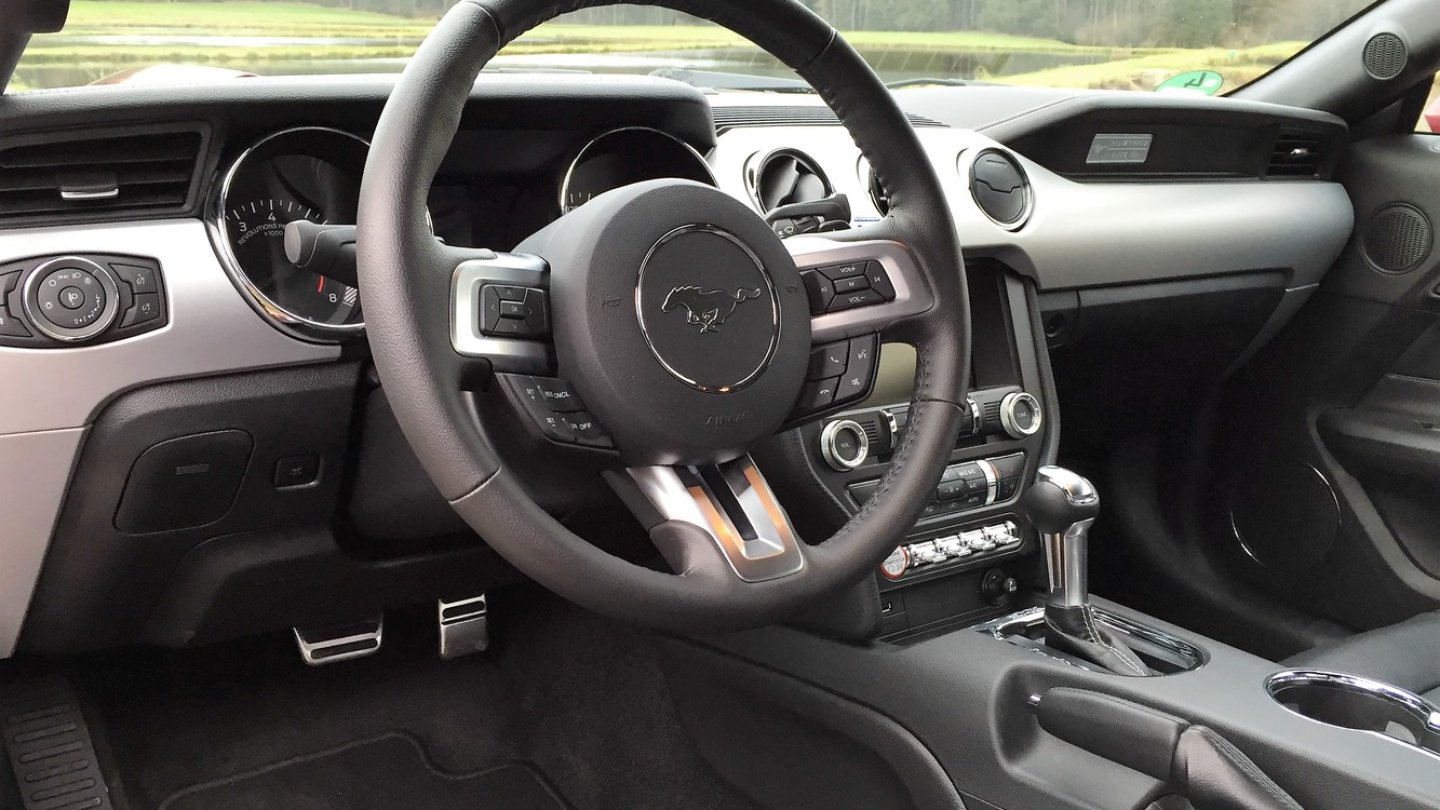 Auch wenn man die Hülle öffnet geht die Freude weiter. Genau so muss das Mustang-Cockpit sein.