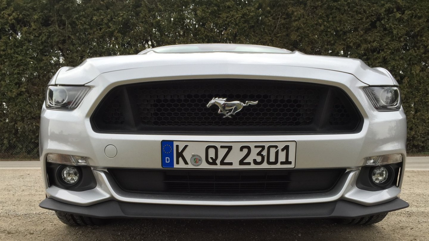 Der Kühlergrill als Lendenschurz, dahinter wartet die Testosteronkanone. Sorry, liebe Leserinnen.