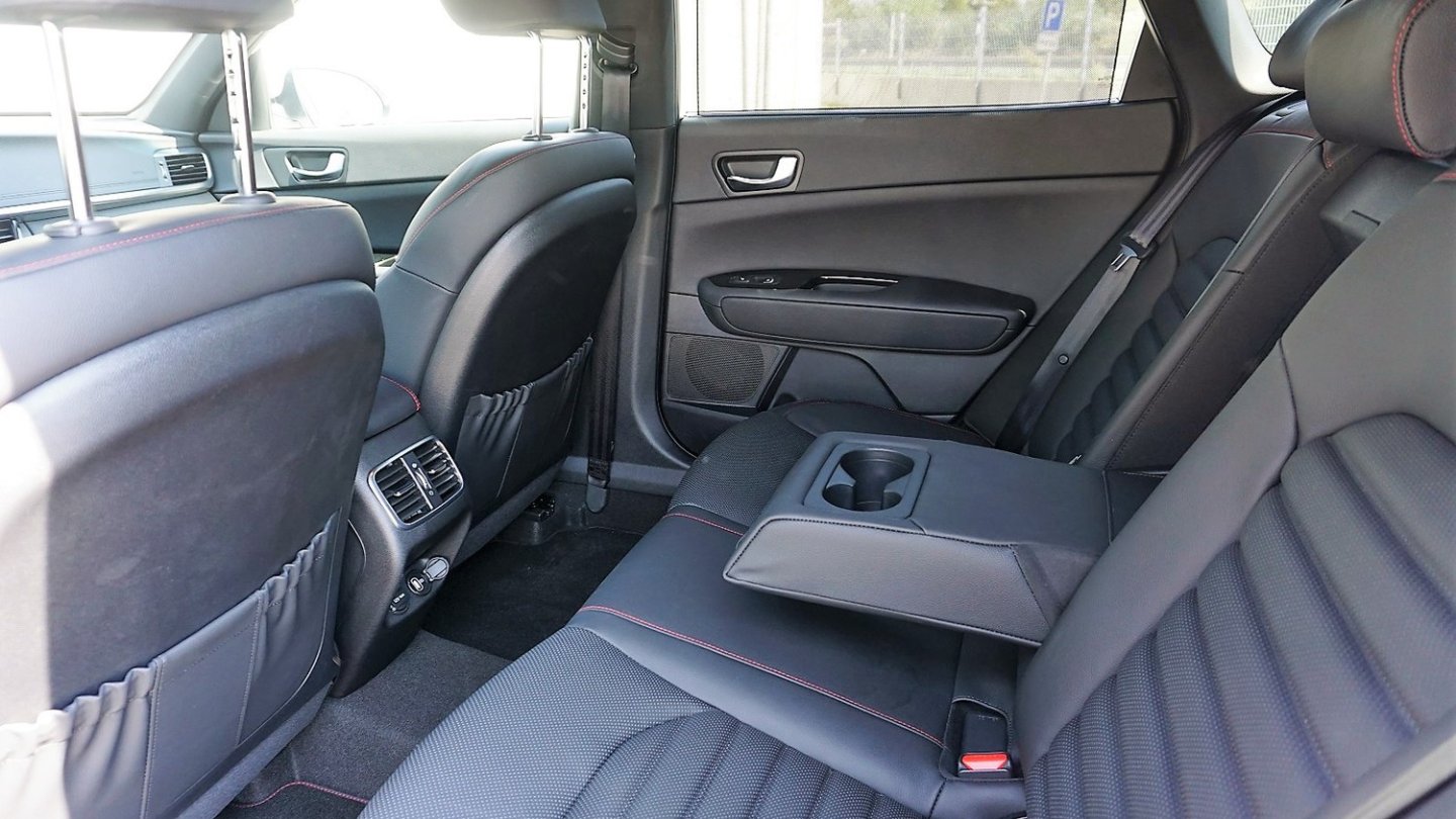 Willkommen in der Lounge: Viel Platz im Fond des Kia Optima.
