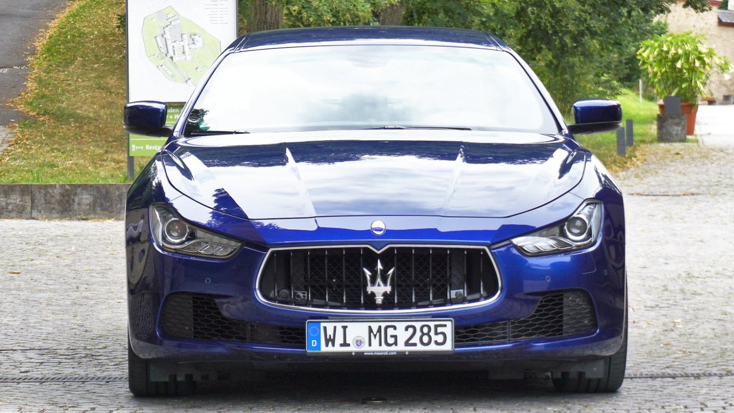 Unter all den Fratzengesichtern verführt die Maserati-Front mit sanftem Strich. Nur die schmalen Kühlerlamellen stören.