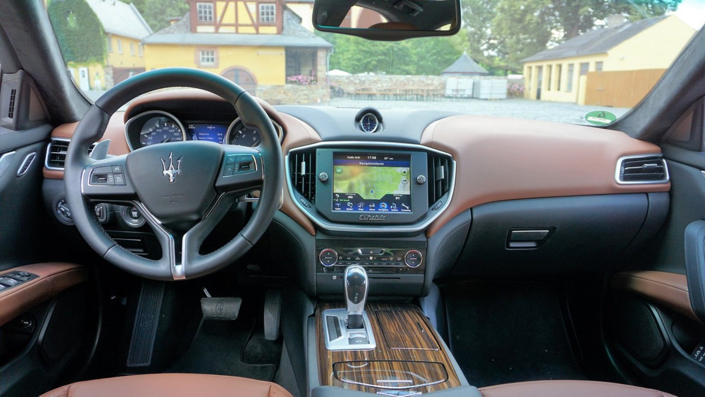 Das Cockpit wirkt eher amerikanisch-grobschlächtig als italienisch-filigran.