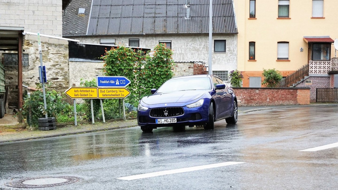 Hier kommt der Autobahngleiter gerade aus seinem Revier heraus.