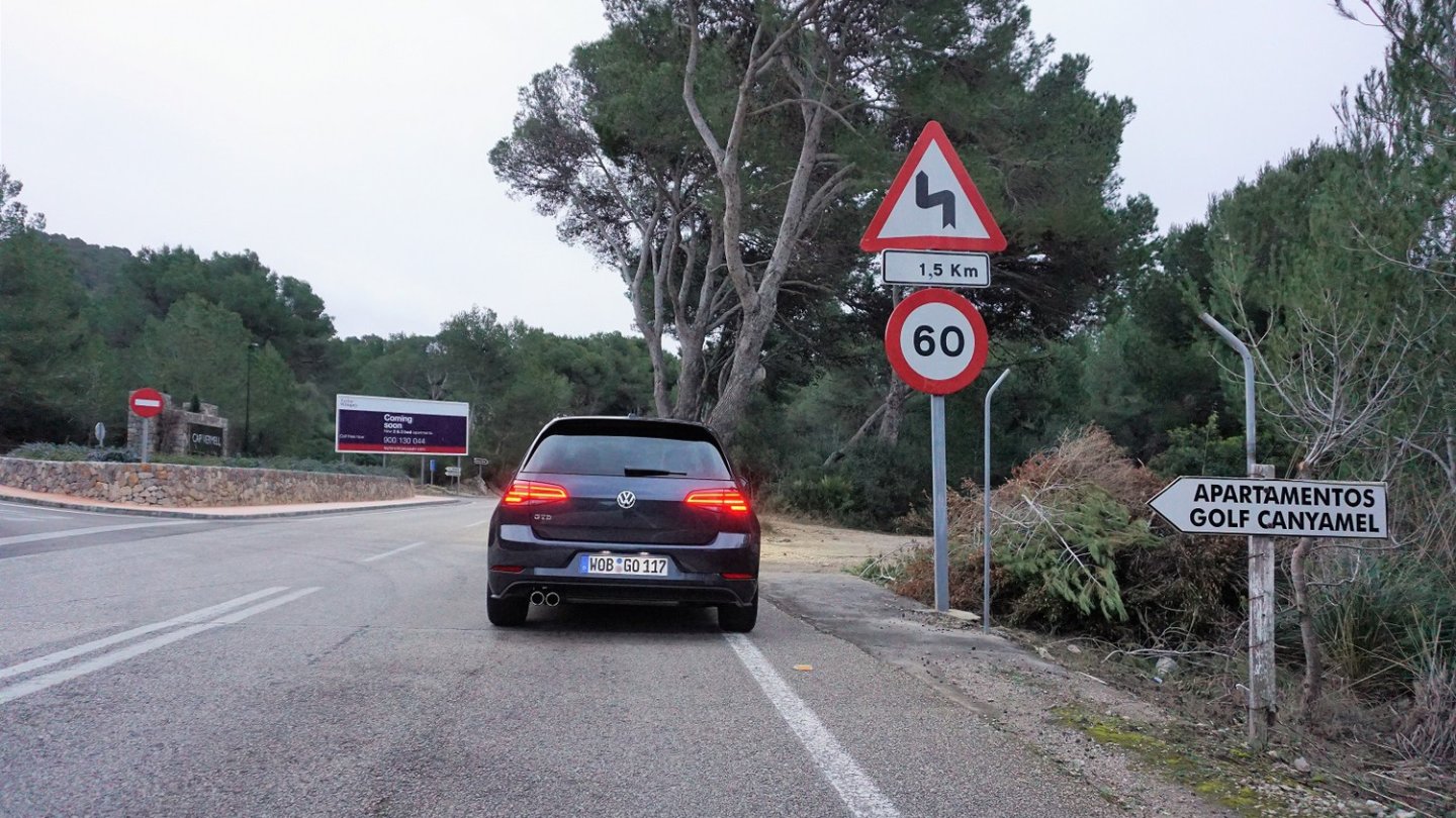 Das passt gut zusammen: Der sportliche Golf und eine schöne Kurvenstrecke.