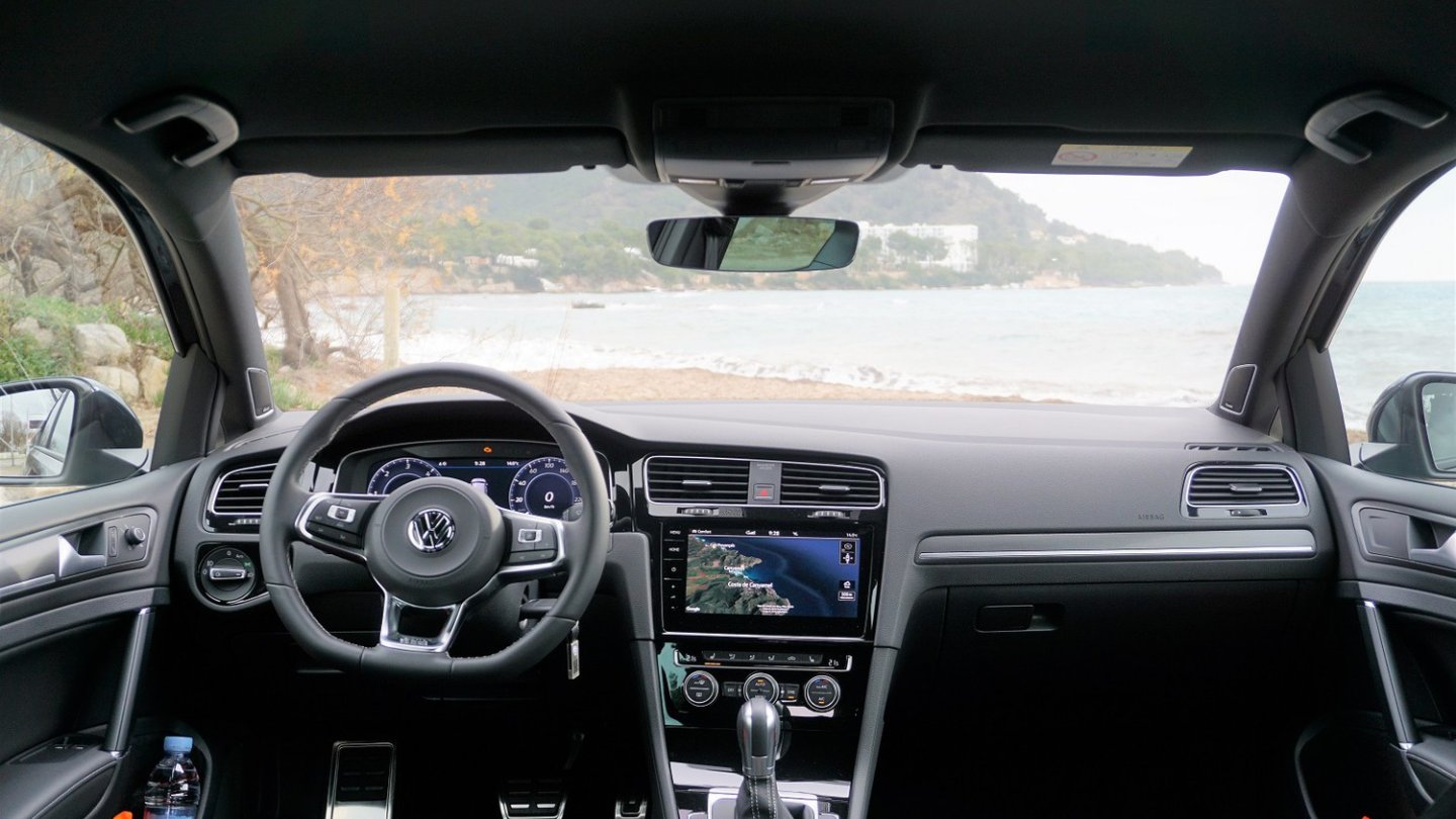 Das Cockpit wird durch das Active Info Display und das neue große Navigationssystem deutlich digitaler.