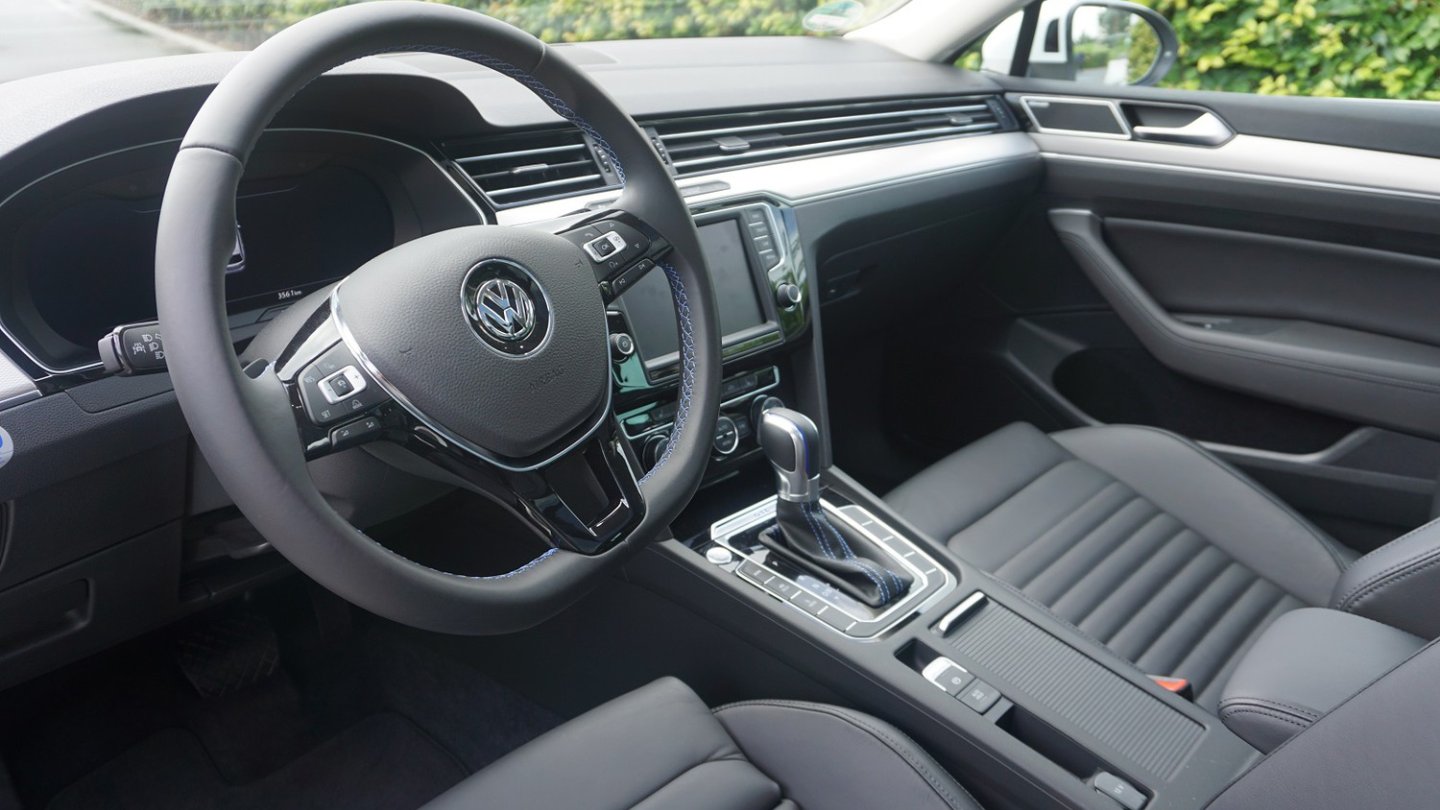 Das Cockpit entspricht in weiten Teilen des TDI- und TSI-Brüdern.